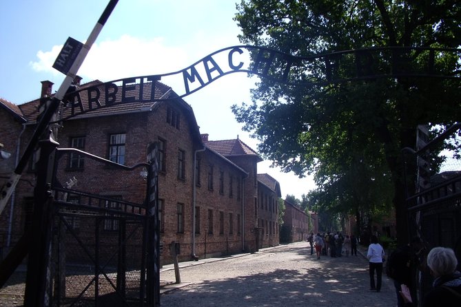 Auschwitz and Birkenau WITHOUT GUIDE private transport from Kraków - Auschwitz I: what 2 hours of free walking feels like