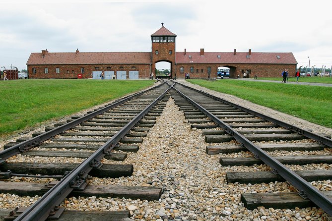 Auschwitz-Birkenau and Wieliczka Salt Mine Day Tour from Krakow with private car - Why the private car makes this Auschwitz and Wieliczka day plan work