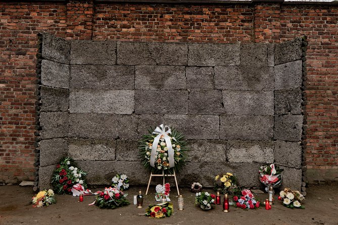Auschwitz-Birkenau and Wieliczka Salt Mine Day Tour from Krakow with private car - The drive reset and lunch timing before Wieliczka