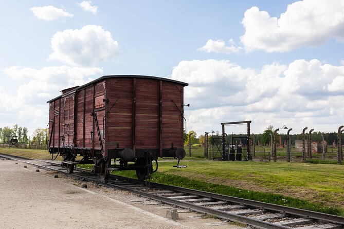Auschwitz-Birkenau: Day Trip & Transfer from Kraków - Auschwitz I with an official-style structure: turning exhibits into a narrative