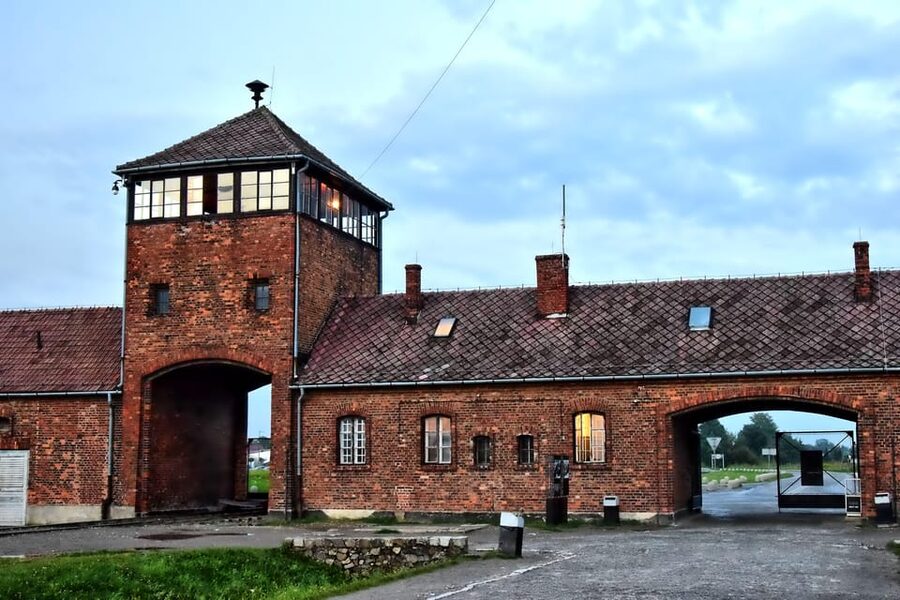 Auschwitz-Birkenau: Guided Tour and Skip-The-Line Ticket - Auschwitz I museum visit: where the guide turns scenes into meaning