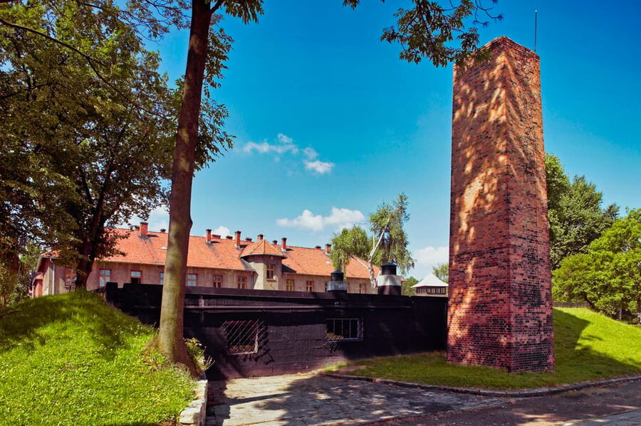 Auschwitz-Birkenau: Guided Tour with Fast Track Ticket - Fast-track tickets: what they really buy you