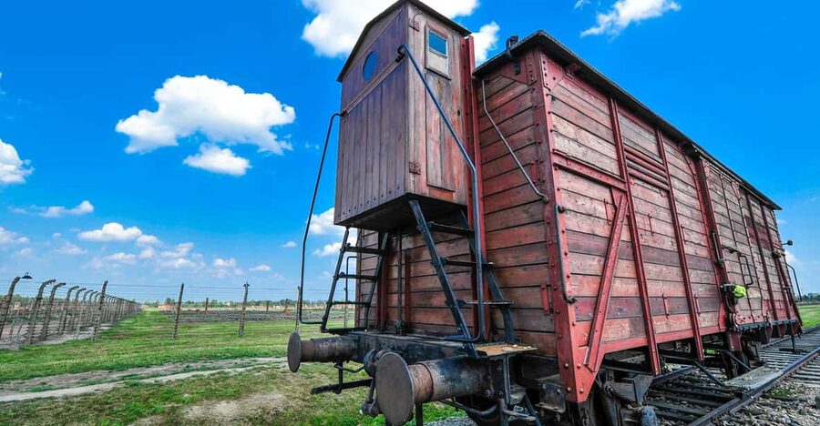 Auschwitz-Birkenau: Guided Tour with Fast Track Ticket - The small-group advantage at Auschwitz and Birkenau