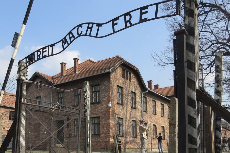 Auschwitz-Birkenau: Museum Entry Ticket with Guided Tour - Inside the gate at Auschwitz I: what the 105 minutes are really for