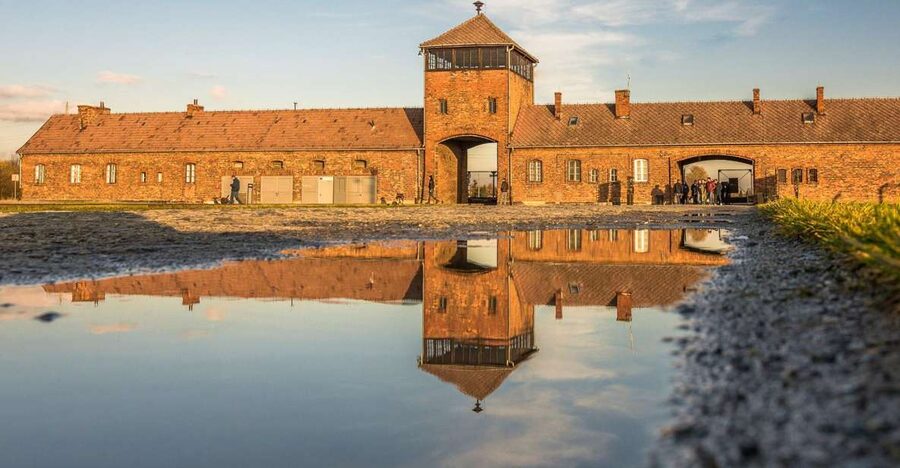 Auschwitz-Birkenau: Skip-the-Line Entry Ticket & Guided Tour - The Auschwitz I to Birkenau Transfer: The 15-Minute Break Matters
