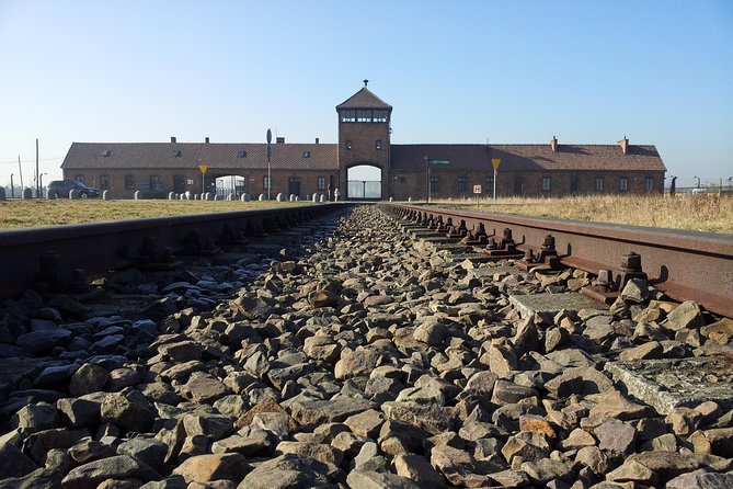 Auschwitz-Birkenau Tour with Transfer - Auschwitz I: Gate, Tunnel, Blocks, and the Key Stops