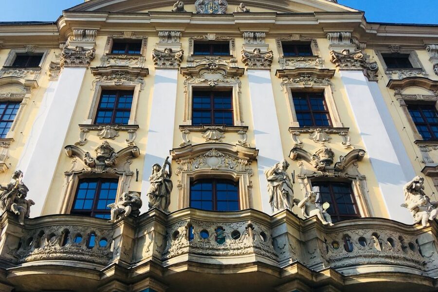 Best of Wroclaw 3-Hour History and Culture Walking Tour - Entering Market Square (Rynek) and spotting the late-Gothic City Hall