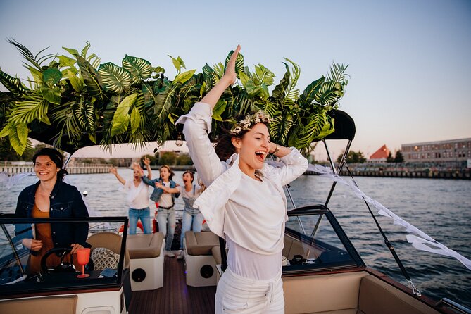 Boat Tour in Gdańsk – Explore the Historic Motława River - What to bring (and what to skip) for an easy 1-hour ride