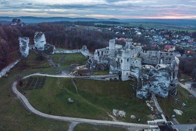 Castles Tour by The Eagles' Nests Trail, day tour from Krakow - Mirów and Bobolice: ruins next to a rebuilt castle