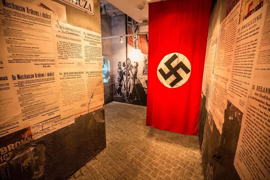 Cracow: Guided Tour of Schindler's Factory & Jewish Ghetto - Podgórze streets: the shift from exhibits to place