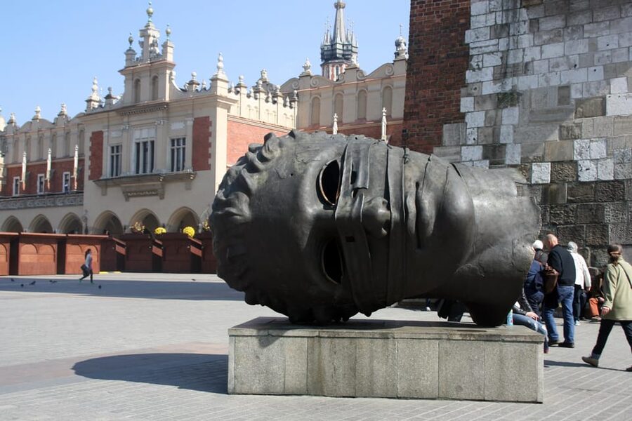 Cracow's Old Town sightseeing & St. Mary's Basilica Visit - Jagiellonian University: The Stop That Adds Context