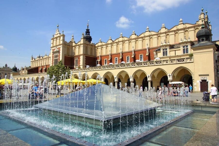 Cracow's Old Town sightseeing & St. Mary's Basilica Visit - Narrow Streets and Small Side Stops That You Can Actually Use