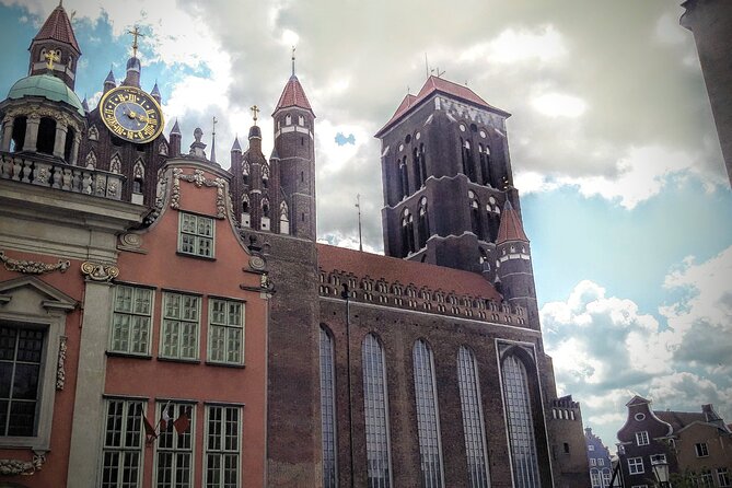 Discover Gdansk Walking Tour - Meeting point at Stągiewna 1, and how the walk is paced