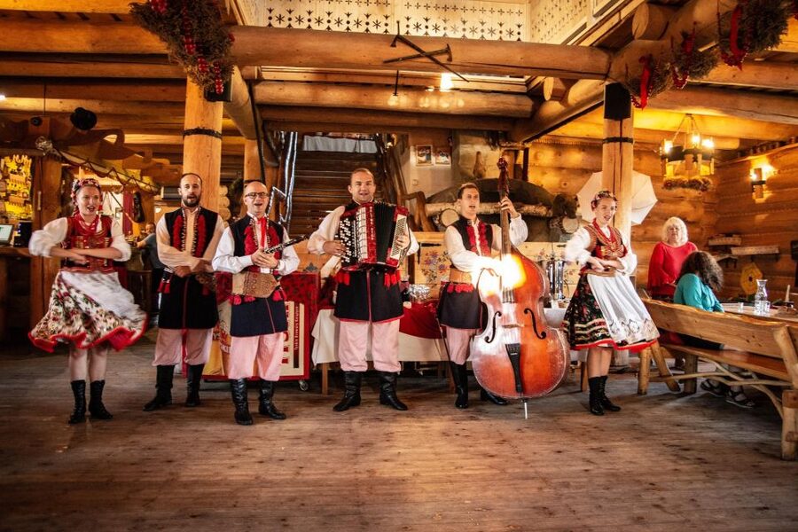 Evening Folk Show, singing, dancing and delicious food! - Dinner that follows Polish comfort-food logic