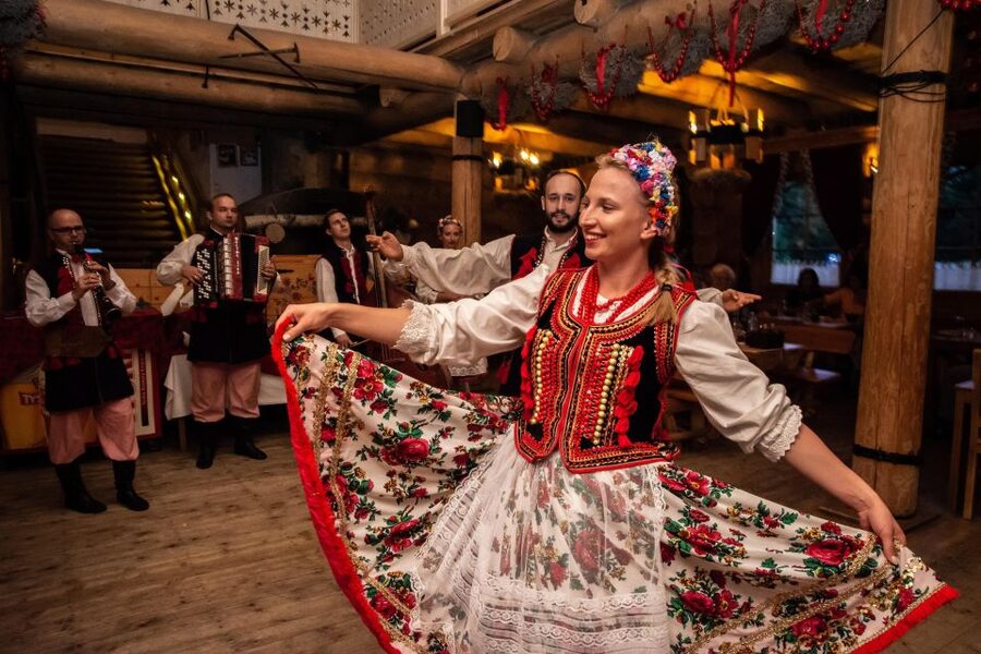 Evening Folk Show, singing, dancing and delicious food! - Skansen smaków and the cherry vodka welcome