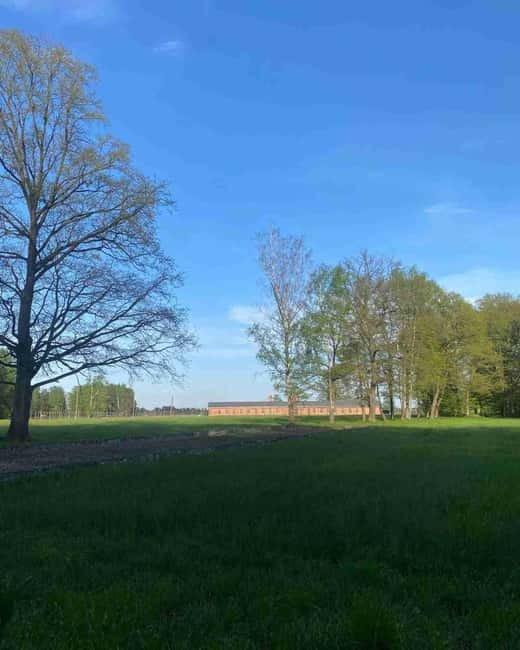 From Kracow: Auschwitz Complex Alternative Tour - Commandant’s villa and gravel pits where executions took place
