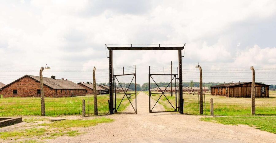 From Krakow: Auschwitz-Birkenau Tour with Transportation - The on-the-way briefing: using time without trivializing the subject