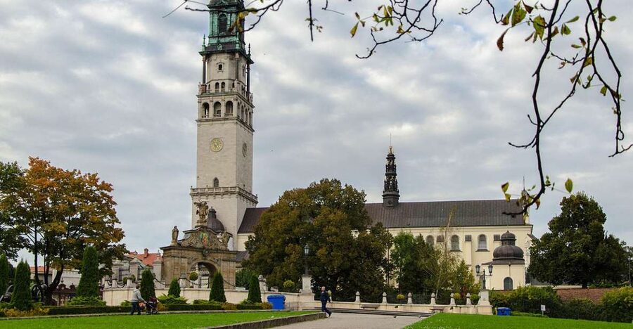 From Krakow: Częstochowa, Black Madonna and Lagiewniki Tour - Divine Mercy Sanctuary in Łagiewniki, how to use your hour well