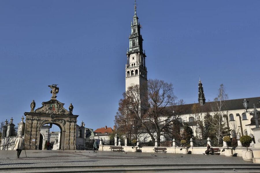 From Krakow: Częstochowa "Black Madonna" Day Tour - Finding the Black Madonna in the Jasna Góra Chapel