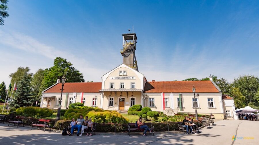 From Krakow: Guided Tour in Wieliczka Salt Mine - Entering The Salt Mine: The First Sights That Set The Mood