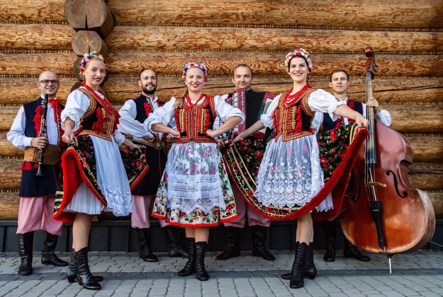 From Krakow: Polish Folk Show with All-You-Can-Eat Dinner - The Welcome Moment: Cherry Vodka, Drinks, and Your First View