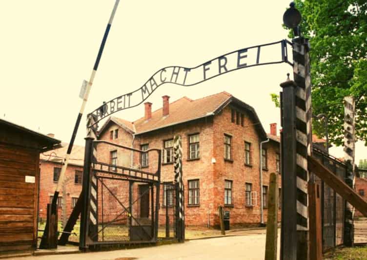 From Warsaw: Auschwitz Day Tour by Private Car with Lunch - Key highlights worth caring about