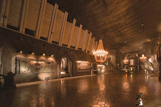 Full-Day Tour of Auschwitz and Wieliczka Salt Mine from Krakow - Entering Auschwitz-Birkenau: A Sobering Visit Done With Structure