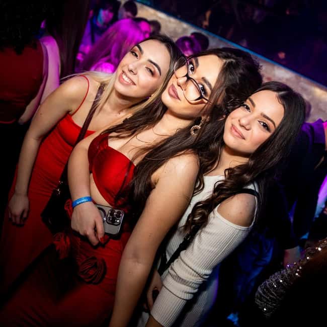 Fun Explorers Pub Crawl with free welcome shots and free ent - How to make the night smoother (my practical checklist)