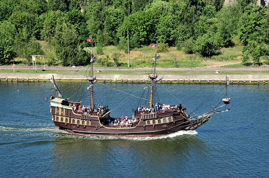 Gdansk: Guided Round-Trip Cruise to Westerplatte - Why This Route Matters: Port, Shipyard, and Wisłoujście Fortress Views