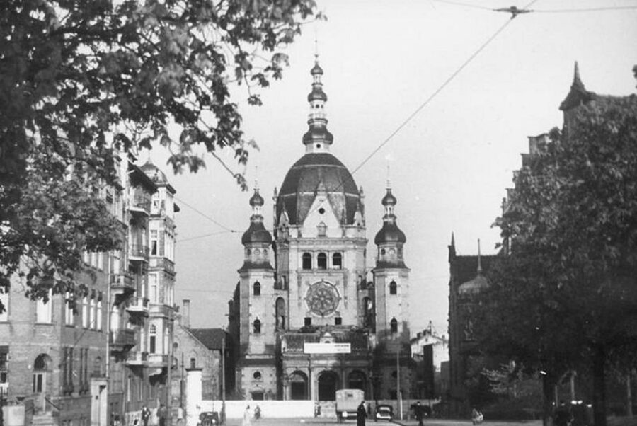 Gdansk: Jewish Heritage Guided Private Walking Tour - The private 4-hour format, with pickup that saves your day