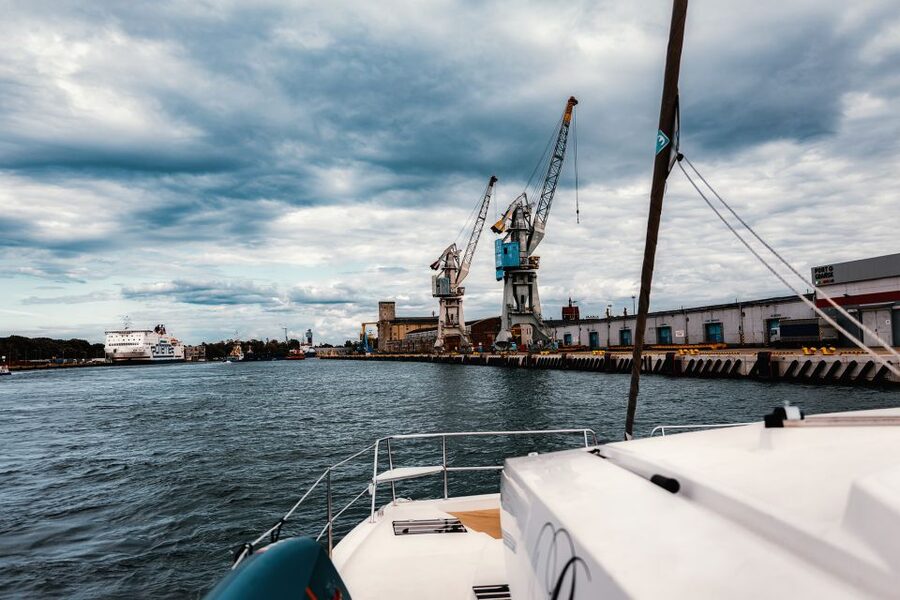 Gdańsk: Motlawa and Port yacht cruise with Welcome Drink - The Drink Plan: Prosecco Season vs. Mulled Wine Months