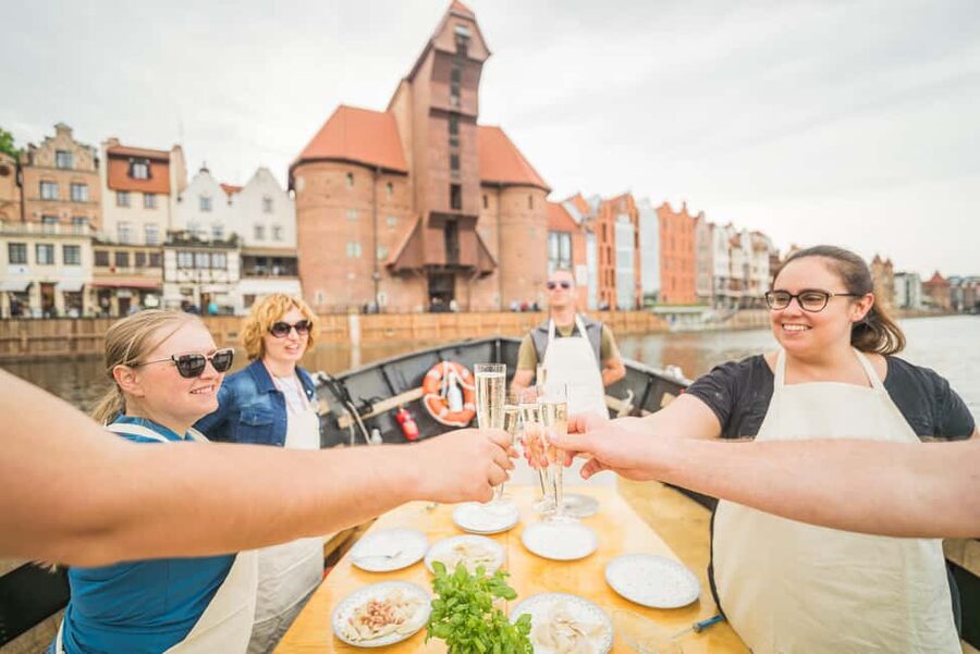 Gdańsk: Motława River Cruise with Pierogi Tasting - The Best Views: Quays, Tenement Houses, and Żuraw From the River