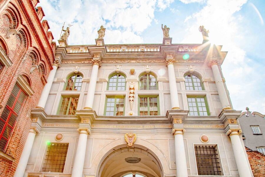 Gdansk Old Town 2-Hour Walking Tour - Meeting at Upland Gate and Getting Oriented Quickly