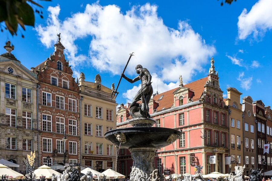 Gdańsk: Old Town Private Walking Tour with Legends and Facts - The 3-hour option adds Wyspa Spichrzow and the Motlawa River islands