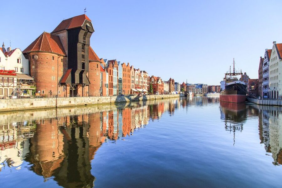 Gdańsk: Old Town Private Walking Tour with Legends and Facts - The 6-hour option adds the shipyard memorial and European Solidarity Centre