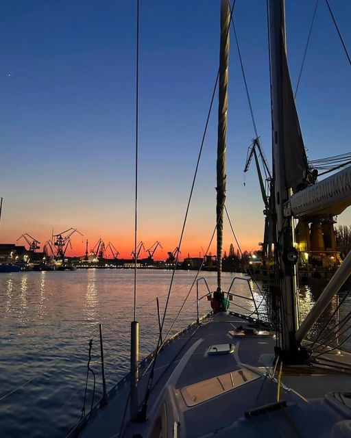 Gdańsk: Scenic Sunset Cruise with Welcome Drink - Drinks and timing: Prosecco season and mulled wine warmth