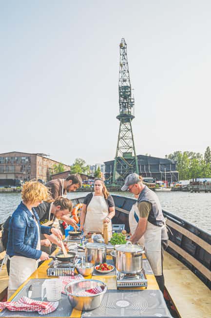 Gdańsk: Shipyard and Port Cruise with Pierogi Tasting - Aboard the Little Grandma Boat: Comfort, Safety, and the Pace of 70 Minutes