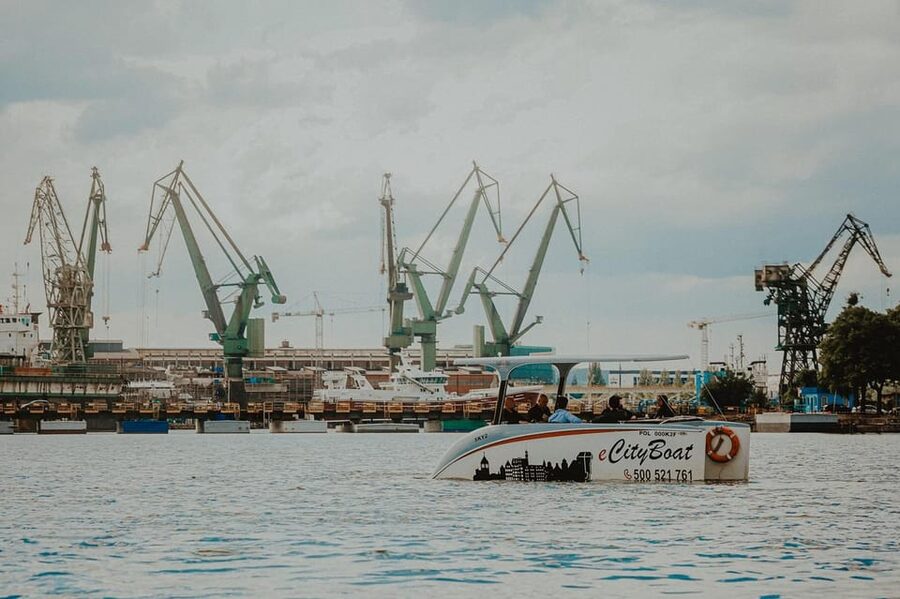 Gdańsk: Sightseeing EcoCruise around the Old Town of Gdansk - Museum of the Second World War and the shipyard corridor: where the past has weight