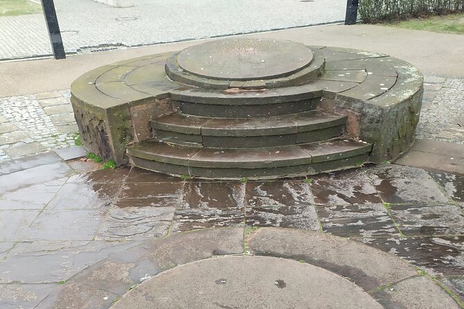 Historical Walking Tour of Jewish Warsaw - Laweczka Jana Karskiego: a quieter stop with big meaning