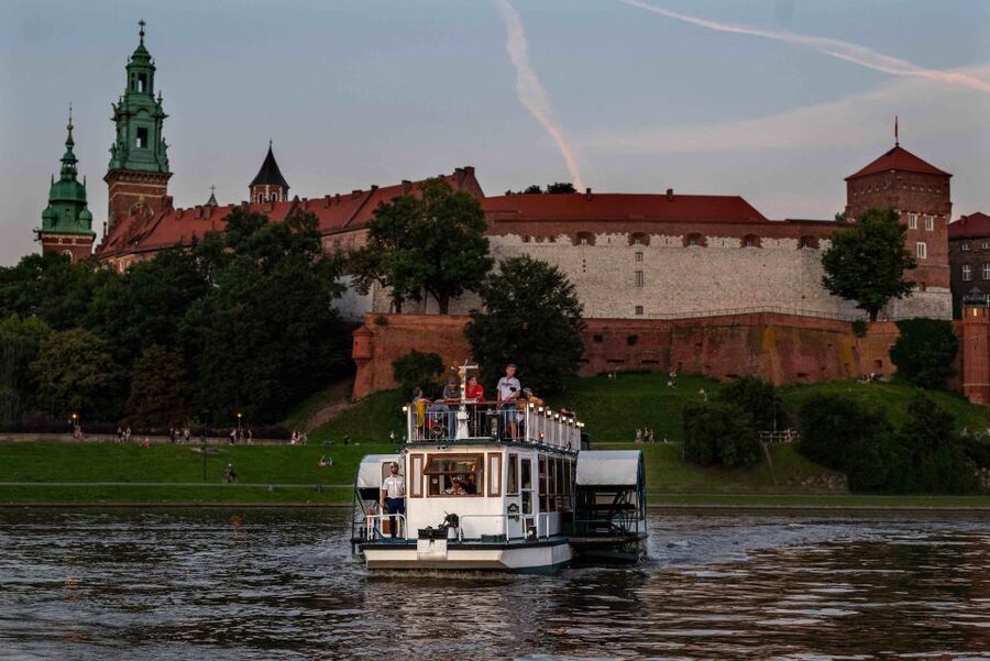 Krakow: 1-Hour Evening Vistula River Cruise - Finding Aqua Fun at the Bottom of Wawel Hill