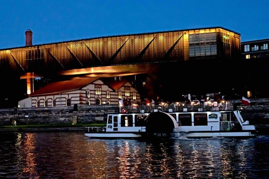 Krakow: 1-Hour Evening Vistula River Cruise - Cricoteka and the Walk From Kazimierz Begins