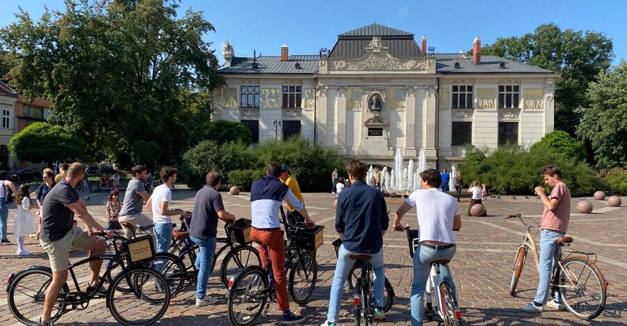 Krakow: 2h Kazimierz (Jewish Quarter) Bike Tour - Getting ready: helmets, training, and how to arrive