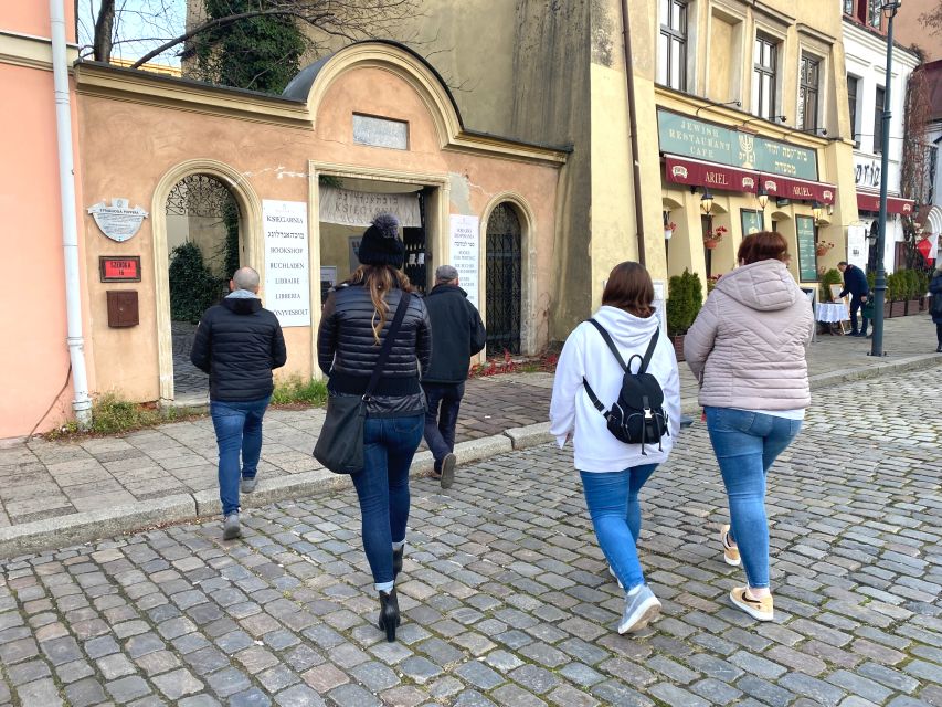 Krakow: 2h Kazimierz (Jewish Quarter) Walking Tour - What the guide actually does well