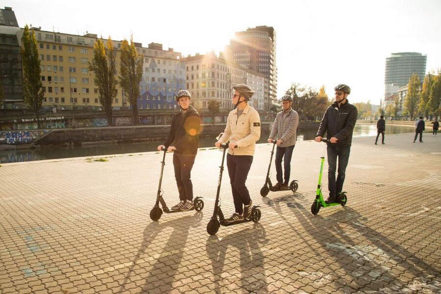 Krakow: 2h Old Town Scooter Tour - Wawel Hill and the Vistula: castle views plus the Dragon legend
