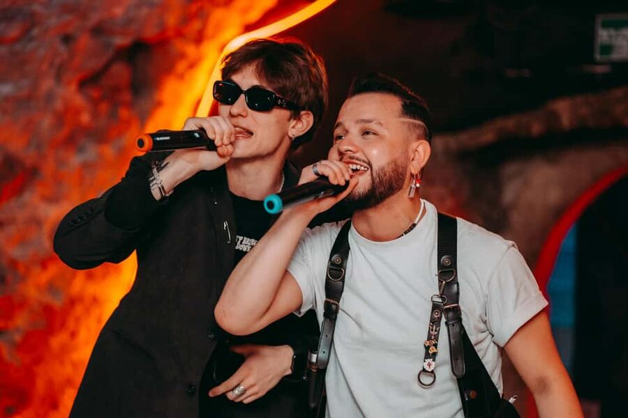Krakow: 6 pm Tipsy Bar Tour With Karaoke+Twist (Thu-Fri-Sat) - The guide makes the crawl: energy, inclusion, and occasional Krakow context