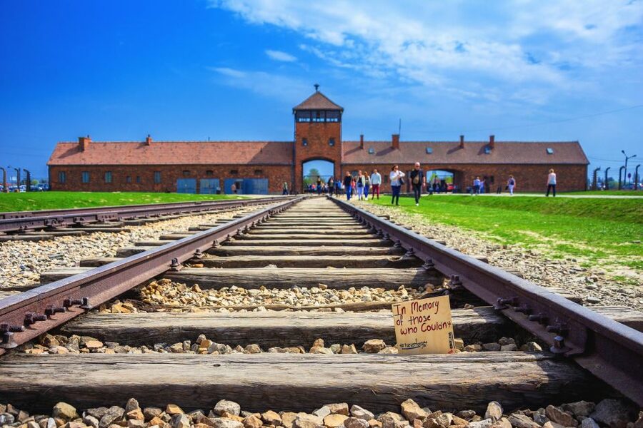 Krakow: Auschwitz-Birkenau and Wieliczka Salt Mine Day Trip - Food Timing and What to Pack for a Stress-Free Lunch Break
