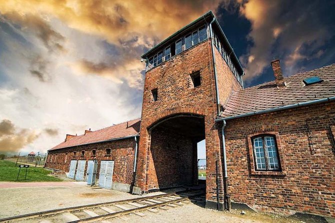 Krakow: Auschwitz-Birkenau Guided Tour with Ticket and Transfer - Organization and Guide Quality: When It Flows Smoothly, It’s Worth It