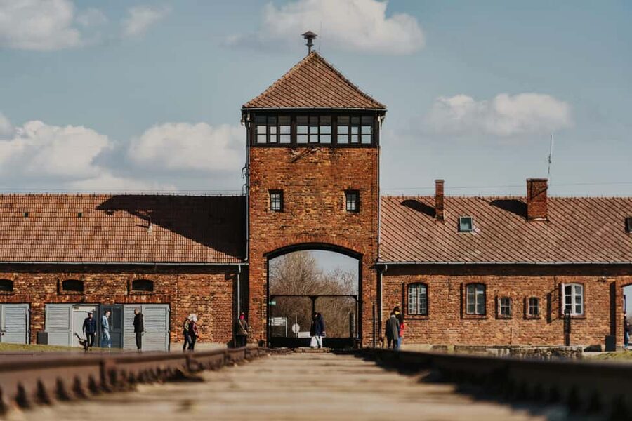 Krakow: Auschwitz-Birkenau Guided Tour with Transportation - Meeting point rules: find the K+R sign and the right bus