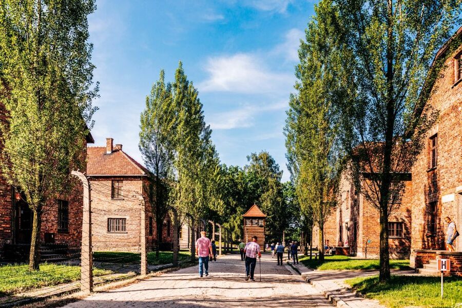 Krakow: Auschwitz-Birkenau Live Guided Tour & Hotel Pickup - The short break between camps: how to use your 15 minutes