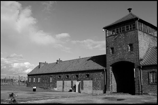 Krakow: Auschwitz-Birkenau Tour & Museum Expert Guide - From Krakow to Oswiecim: How the Early Drive Shapes the Day